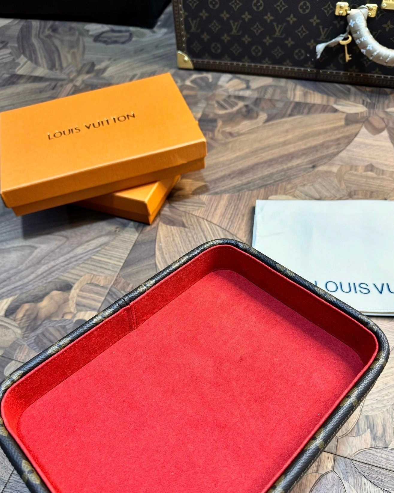 LV TRAY CUSTOM VALET 0731